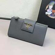  1ML005 方塊五金 PRADA三折款中夾 官網(wǎng)同步 意大利高等壓紋牛皮質(zhì)感極好 長(zhǎng)15高10寬3cm 壓紋牛皮灰色