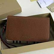  Burberry 柏寶利 原單出品 可拆卸手帶 小手包錢包兩用 細膩柔軟的進口小牛皮搭配馬仔格子面料 40599381棕色 18cmx11.5cmx5cmx