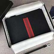 PRADA男士手包 專柜新款式 官網(wǎng)同步 2NG005 黑紅色彩帶字嘜 意大利高等原單十字紋牛皮質(zhì)感極好 內(nèi)里進口羊皮 原單Lampo拉鏈 原單 長28cm高18cm