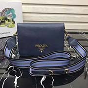 新款首發(fā)原單品質(zhì) Prada2018春夏新款 自然摔小牛皮斜挎包 意大利進(jìn)口超質(zhì)感小牛皮 prada標(biāo)識(shí)布襯里 配有可拆式皮革肩帶可拆卸彩色織物肩帶 磁扣開合 三個(gè)內(nèi)部隔層和一個(gè)拉鏈袋 精良細(xì)節(jié) 媲美