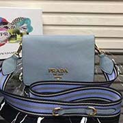 新款首發(fā)原單品質 Prada2018春夏新款 自然摔小牛皮斜挎包 意大利進口超質感小牛皮 prada標識布襯里 配有可拆式皮革肩帶可拆卸彩色織物肩帶 磁扣開合 三個內部隔層和一個拉鏈袋 精良細節(jié) 媲美
