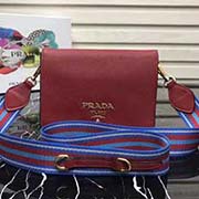 新款首發原單品質 Prada2018春夏新款 自然摔小牛皮斜挎包 意大利進口超質感小牛皮 prada標識布襯里 配有可拆式皮革肩帶可拆卸彩色織物肩帶 磁扣開合 三個內部隔層和一個拉鏈袋 精良細節 媲美