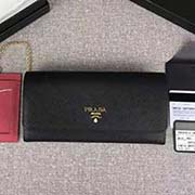 PRADA新款女士翻蓋錢夾 彩色皮革襯里 配鏈條和兩個信用卡插袋的可拆卸證章夾 官網同步 1MH132 黑色玫紅散字嘜 意大利高等原單十字紋牛皮質感極好 進口鍍金金屬五金配件 長18.7cm高9.5c