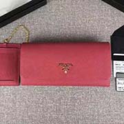 PRADA新款女士翻蓋錢夾 彩色皮革襯里 配鏈條和兩個信用卡插袋的可拆卸證章夾 官網同步 1MH132 玫紅櫻花粉散字嘜 意大利高等原單十字紋牛皮質感極好 進口鍍金金屬五金配件 長18.7cm高9.5