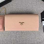 PRADA新款女士翻蓋錢夾 彩色皮革襯里 配鏈條和兩個(gè)信用卡插袋的可拆卸證章夾 官網(wǎng)同步 1MH132 豆沙色裸粉散字嘜 意大利高等原單十字紋牛皮質(zhì)感極好 進(jìn)口鍍金金屬五金配件 長18.7cm高9.5