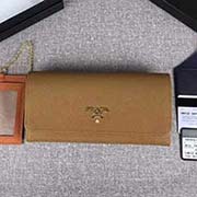 PRADA新款女士翻蓋錢夾 彩色皮革襯里 配鏈條和兩個信用卡插袋的可拆卸證章夾 官網同步 1MH132 焦糖色日光黃散字嘜 意大利高等原單十字紋牛皮質感極好 進口鍍金金屬五金配件 長18.7cm高9.