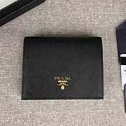 PRADA爆款女士短夾 彩色皮革襯里 專柜新款式 官網(wǎng)同步 1MV204 黑色玫紅色散字嘜 意大利高等原單十字紋牛皮質(zhì)感極好 進口鍍金金屬五金配件 長11.2cm高8.5cm