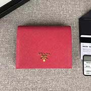 PRADA爆款女士短夾 彩色皮革襯里 專柜新款式 官網同步 1MV204 玫紅色櫻花粉散字嘜 意大利高等原單十字紋牛皮質感極好 進口鍍金金屬五金配件 長11.2cm高8.5cm