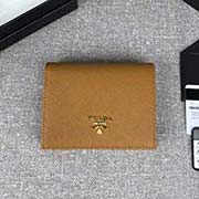 PRADA爆款女士短夾 彩色皮革襯里 專柜新款式 官網(wǎng)同步 1MV204 焦糖色日光黃散字嘜 意大利高等原單十字紋牛皮質(zhì)感極好 進(jìn)口鍍金金屬五金配件 長11.2cm高8.5cm