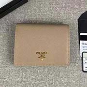 PRADA爆款女士短夾 彩色皮革襯里 專柜新款式 官網同步 1MV204 豆沙色色裸粉散字嘜 意大利高等原單十字紋牛皮質感極好 進口鍍金金屬五金配件 長11.2cm高8.5cm