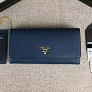 PRADA經典爆款女士翻蓋錢夾 配鏈條和兩個信用卡插袋的可拆卸證章夾 官網同步 1MH132 寶藍散字嘜 意大利高等原單十字紋牛皮質感極好 進口鍍金金屬五金配件 長18.7cm高9.5cm