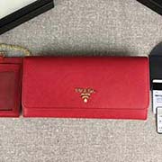 PRADA經典爆款女士翻蓋錢夾 配鏈條和兩個信用卡插袋的可拆卸證章夾 官網同步 1MH132 大紅散字嘜 意大利高等原單十字紋牛皮質感極好 進口鍍金金屬五金配件 長18.7cm高9.5cm