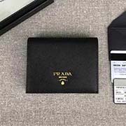 PRADA經典爆款女士短夾 1MV204 黑色散字嘜 意大利高等原單十字紋牛皮質感極好 進口鍍金金屬五金配件 長11.2cm高8.5cm