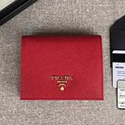 PRADA經典爆款女士短夾 1MV204 大紅散字嘜 意大利高等原單十字紋牛皮質感極好 進口鍍金金屬五金配件 長11.2cm高8.5cm