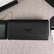 PRADA新款女士翻蓋錢夾 專柜新同色標志 經典之作 配鏈條和兩個信用卡插袋的可拆卸證章夾 官網同步 1MH132 黑色同色標志 意大利高等原單十字紋牛皮質感極好 長18.7cm高9.5cm