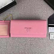 PRADA新款女士翻蓋錢夾 專柜新同色標志 經(jīng)典之作 配鏈條和兩個信用卡插袋的可拆卸證章夾 官網(wǎng)同步 1MH132 櫻花粉同色標志 意大利高等原單十字紋牛皮質(zhì)感極好 長18.7cm高9.5cm