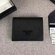 PRADA爆款女士短夾 專柜新同色標(biāo)志 官網(wǎng)同步 1MV204 黑色同色標(biāo)志 意大利高等原單十字紋牛皮質(zhì)感極好 長11.2cm高8.5cm