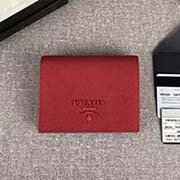 PRADA爆款女士短夾 專柜新同色標(biāo)志 官網(wǎng)同步 1MV204 大紅同色標(biāo)志 意大利高等原單十字紋牛皮質(zhì)感極好 長(zhǎng)11.2cm高8.5cm