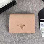PRADA爆款女士短夾 專柜新同色標(biāo)志 官網(wǎng)同步 1MV204 裸粉同色標(biāo)志 意大利高等原單十字紋牛皮質(zhì)感極好 長(zhǎng)11.2cm高8.5cm