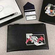 2018新漫畫印象系列PRADA限量版男士手包 專柜新款式 2NG005 黑色漫畫印象 意大利高等原單十字紋牛皮質感極好 內里進口羊皮 原單Lampo拉鏈 原單 融入漫畫元素的設計 長28cm高1