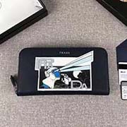 2018新漫畫(huà)印象系列PRADA男士單拉鏈錢(qián)包 專(zhuān)柜新款式 官網(wǎng)同步 2ML317 深藍(lán)漫畫(huà)印象 意大利高等原單十字紋牛皮質(zhì)感極好 融入漫畫(huà)元素的設(shè)計(jì)