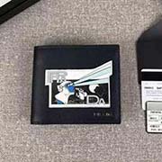 2018新漫畫印象系列PRADA男士短款錢夾 專柜新款式 官網同步 2M0513 深藍漫畫印象 意大利高等原單十字紋牛皮質感極好 融入漫畫元素的設計 長11cm高9cm