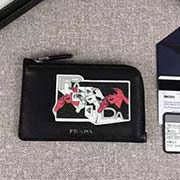 2018新漫畫印象系列PRADA男士卡片夾 專柜新款式 官網(wǎng)同步 2MC021 黑色漫畫印象 意大利高等原單十字紋牛皮質(zhì)感極好 融入漫畫元素的設(shè)計 長13cm高8cm