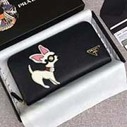 PRADA新女士吉娃娃造型錢夾 專柜新款式 官網同步 1ML506 黑色櫻花粉吉娃娃 意大利高等原單十字紋牛皮質感極好 進口鍍金配件 三角形琺瑯金屬刻字徽標 真是被這款吉娃娃萌到了 能讓迷妹們愛不