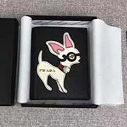 PRADA新女士吉娃娃造型短款錢夾 專柜新款式 官網(wǎng)同步 1MV204 黑色櫻花粉吉娃娃 意大利高等原單十字紋牛皮質(zhì)感極好 進口鍍金配件 三角形琺瑯金屬刻字徽標 真是被這款吉娃娃萌到了 能讓迷妹們