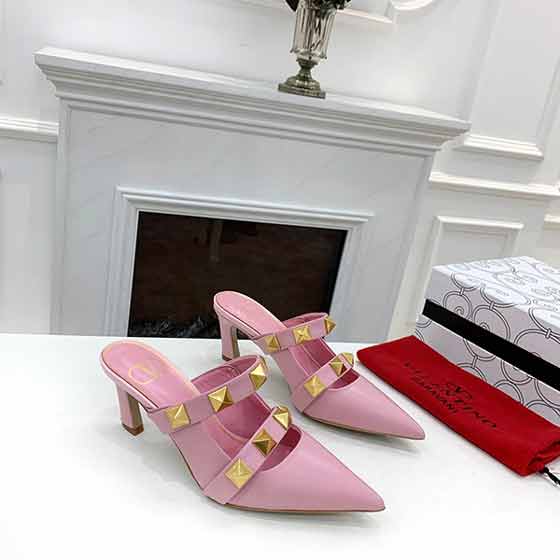 Valentino女士品牌涼鞋， 華倫天奴春夏新品鉚釘鞋！