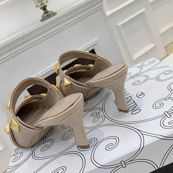 Valentino坡跟女士涼鞋，華倫天奴春夏新品鉚釘鞋！