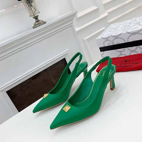 Valentino華倫天奴春夏新品真皮底鉚釘鞋，時尚度爆棚～