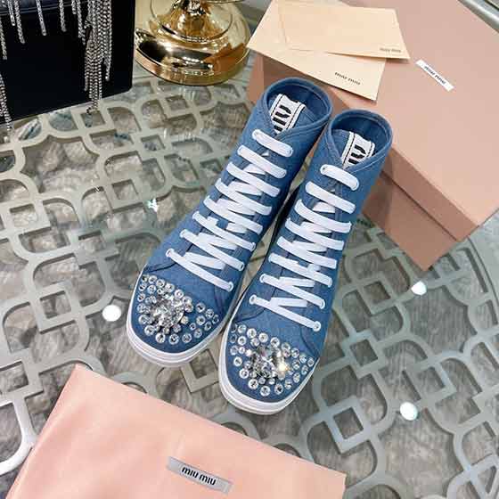 miumiu早秋款鉆扣系帶運動鞋，網紅