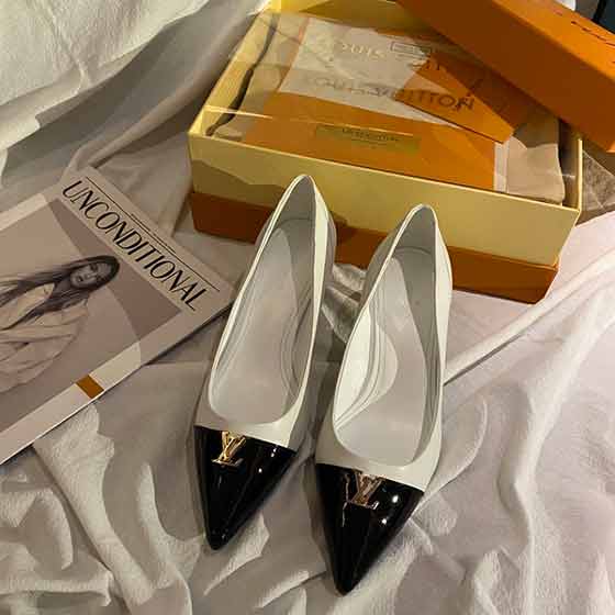 新款單鞋，LV領袖金屬標志尖頭單鞋， 芭蕾舞鞋