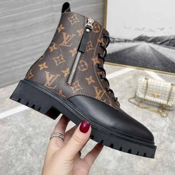 Lv 明星新款冬季品牌女靴，高等品質全真皮中靴！