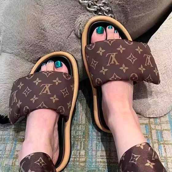 lv新款女鞋，Jumbo Flatform系列秋東厚底涼拖鞋！