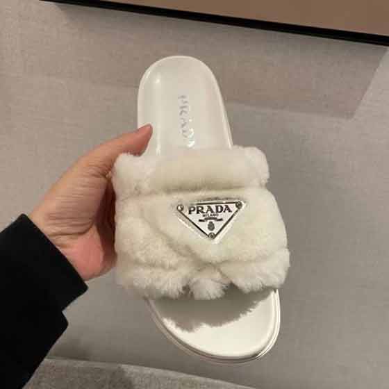 新春走秀單品毛拖鞋。普拉達