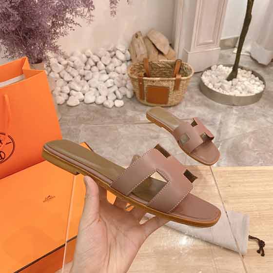 Hermès經典風格平牛紋再添新色系涼拖鞋