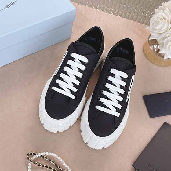 普拉達(dá)品牌女士板鞋 新走秀單鞋，老爹鞋