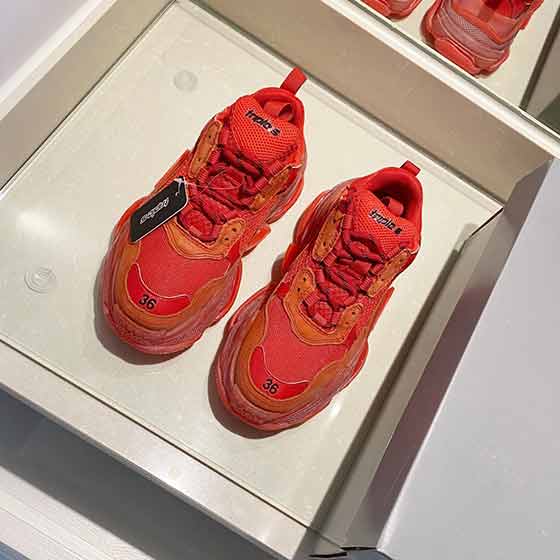 巴黎世家復古做舊工藝老爹鞋。全