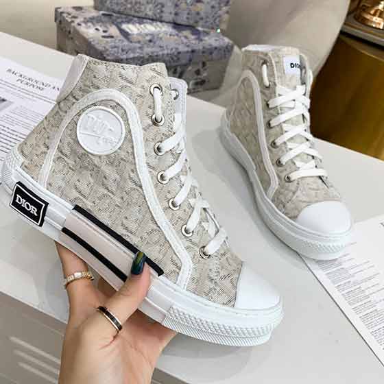 Dior品牌女鞋品牌迪奧秋冬新款引爆主流的超級(jí)單品！