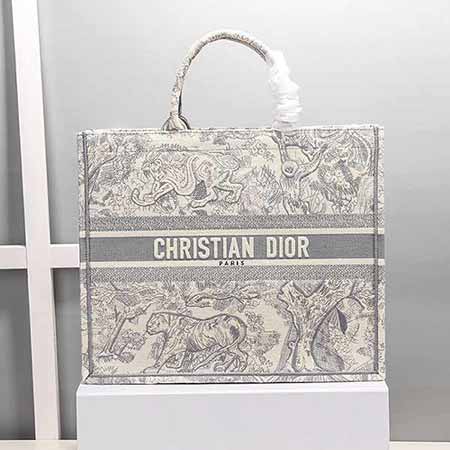 迪奧的托特包，經濟適用，容量超大，太會裝了！！