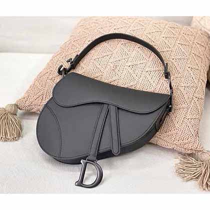 dior馬鞍包男款能放多少東西，推存Dior磨砂黑色