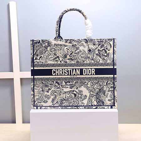 DIOR合作藝術TOTE手袋，復古風滿滿