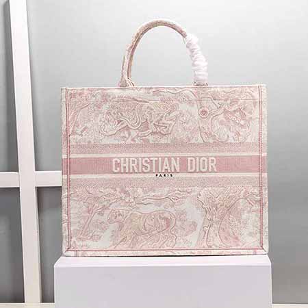 消費(fèi)國際品牌迪奧經(jīng)典女包，實(shí)用型