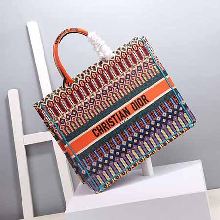 DIOR合作藝術TOTE，實用與時尚的精