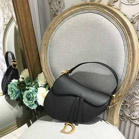 迪奧黑色手掌紋馬鞍包，dior馬鞍包演繹經典之美。