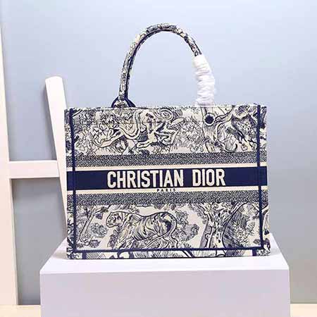 dior小號Book Tote，實用經典與藝術時尚的精良