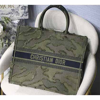 多數人背迪奧托特包 消費國際品牌迪奧經典款守選