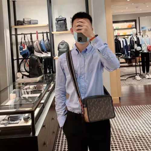 蔻馳的男包，馬車圖案印花CHARTER24號斜挎包c5340